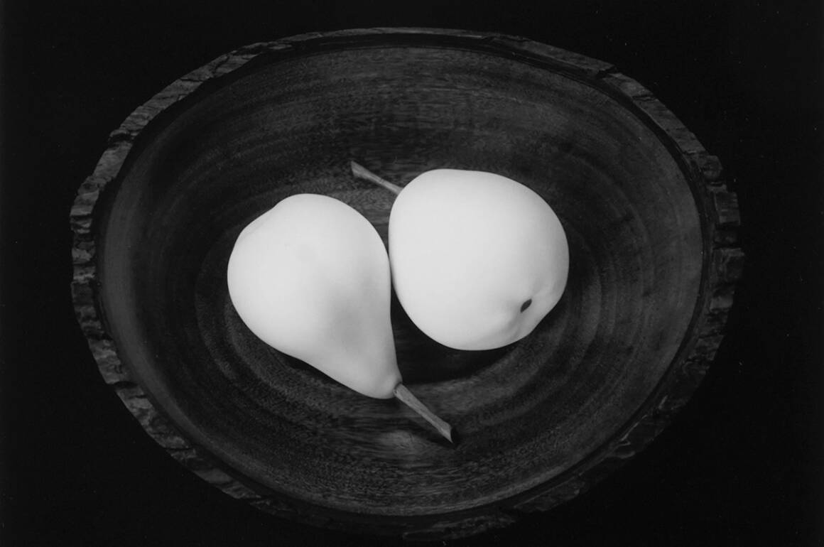Black and white photo of two pears in a bowl
